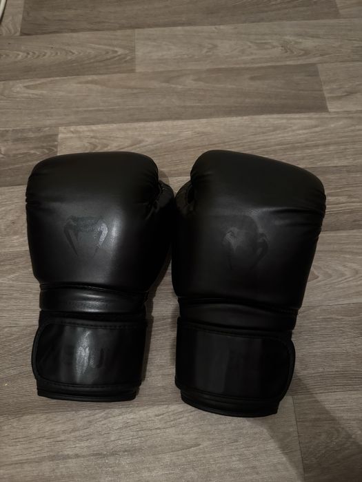Боксови ръкавици Venum 12 oz -черни, нови