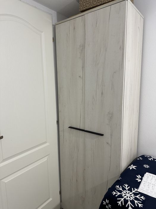 Dulap cu 2 usi, o polita si bara pentru umerase,aproape nou