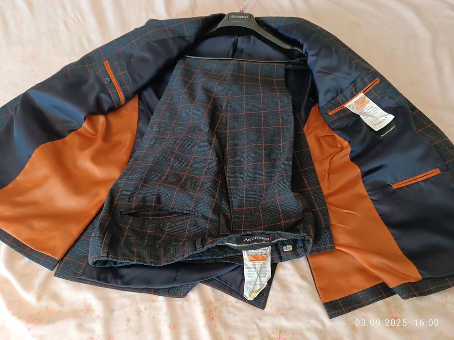 Костюми Андрюс веднъж обличани