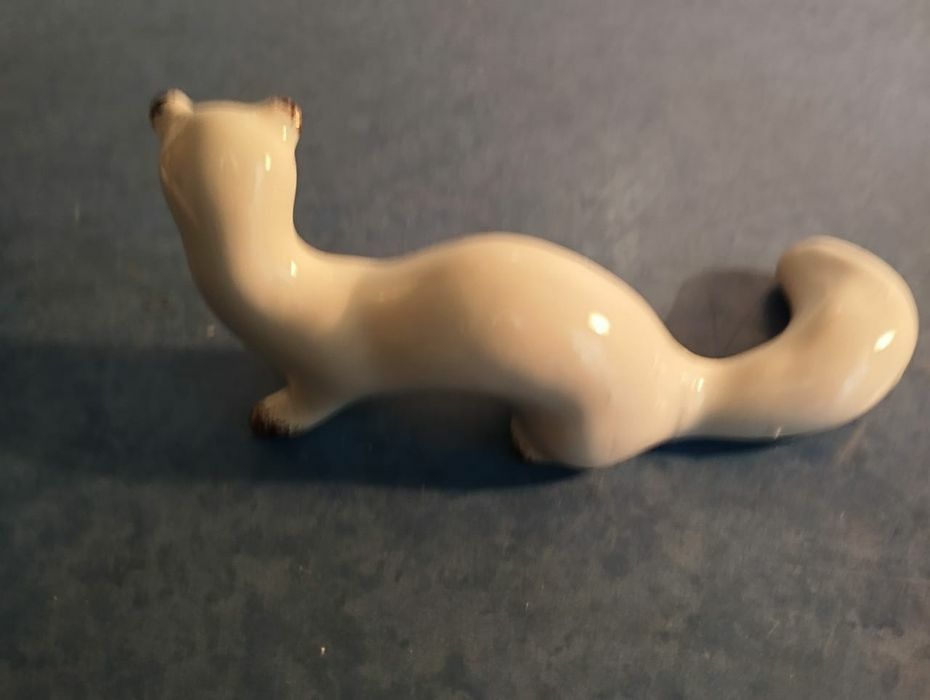 Продам фарфоровую статуэтку