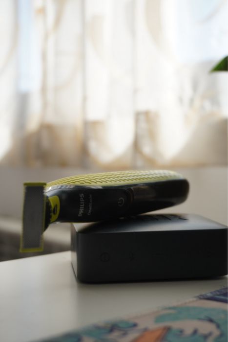 Тример / Електрическа самобръсначка Philips OneBlade + регулируема приставка и кабел