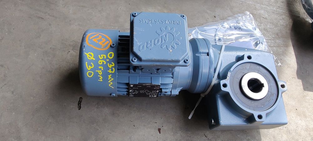 Motor electric trifazat cu reductor, 0.37kW, 56rpm, 380V