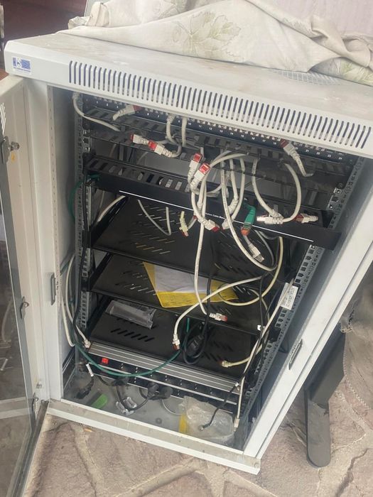 Комуникационен шкаф, оборудван