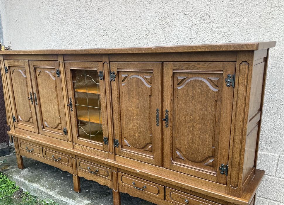 Голяма секция с витрина и чекмеджета