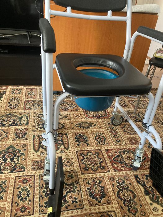Scaun cu rotile si WC