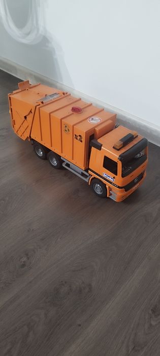 Детская машина Bruder, мусоровоз