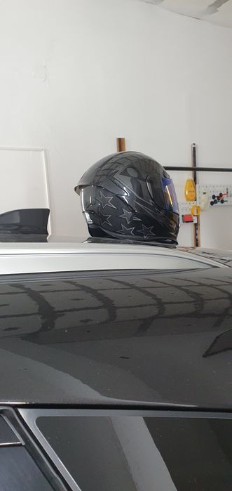 Каски и яке ботуши