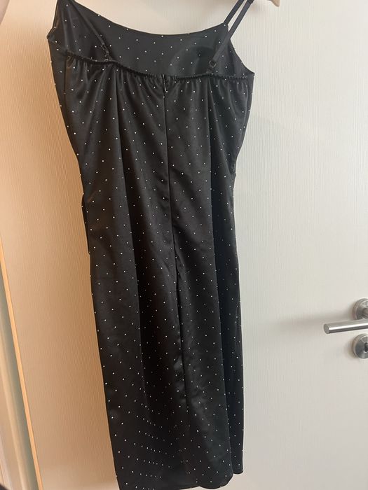 Дамска рокля с камъни и цепка.