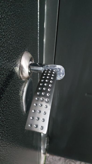 Ограничитель на ручку двери