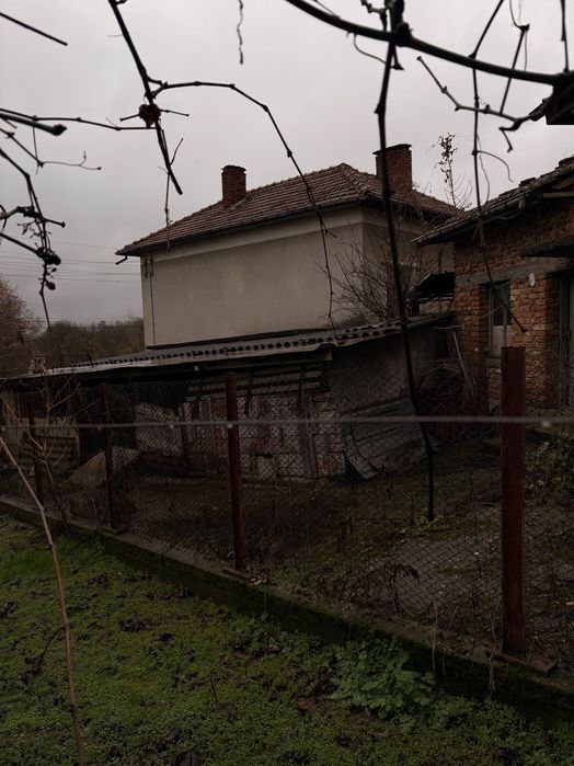 Двуетажна къща с гараж