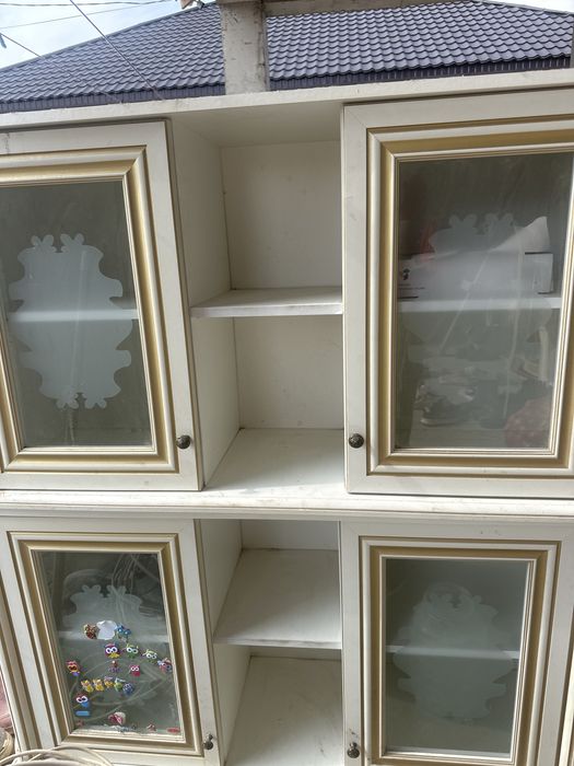Продам 2 письменный стол  и шкафы