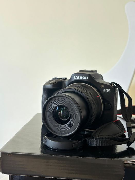 Canon EOS R100 + obiectiv RF-S 18-45mm | Mirrorless 4K | Ideal începători & vlogging