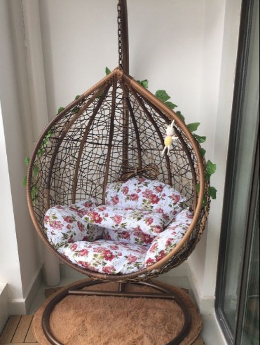 Градинска люлка от PVC ратан с метална конструкция.