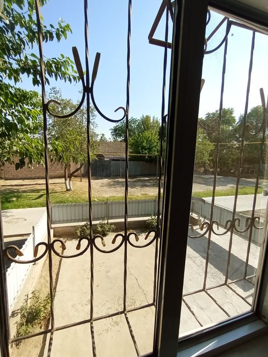 Guliston shahar Axilik maxalada 3× xonalik Dom sotiladi.