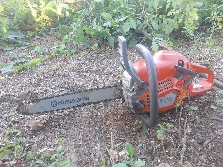 Vând Husqvarna 135 am tăiat maxim 5-6 cărucioare de lemne nr tel:0765698602