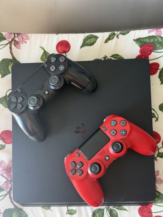 PS4 Slim 1 TB cu 2 Controller Originale perfect functionale cu cabluriile aferente