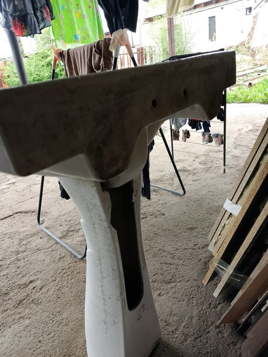 Раковина с ножкой.