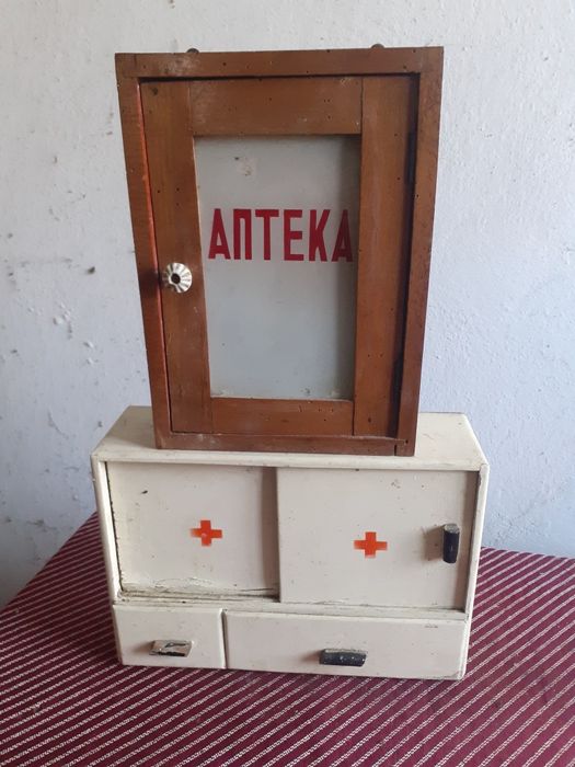 Стари аптечки закачващи се на стена