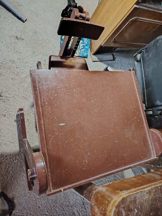 Vând masa și scaun pt copii ,pe o parte se scrie cu creta