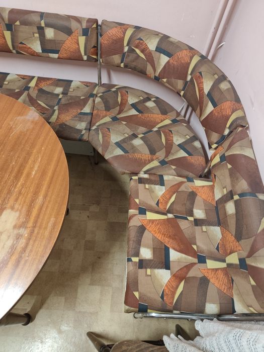 Трапезна маса и ъглов диван канапе