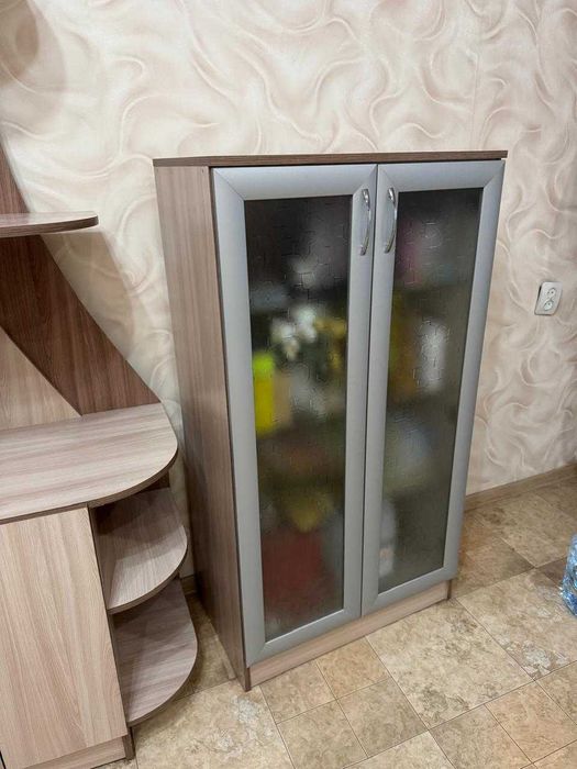 Продам тумбочку .