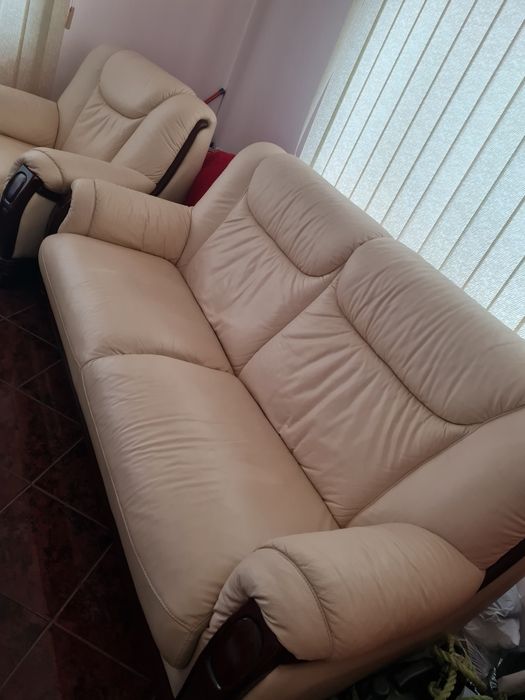Vând  canapea si fotolii 3,2,1 plus masa de sticla