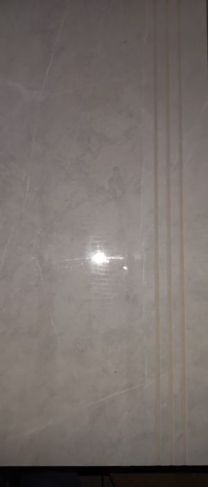 Faianță, gresie și parchet  în stare foarte bună și de calitate.