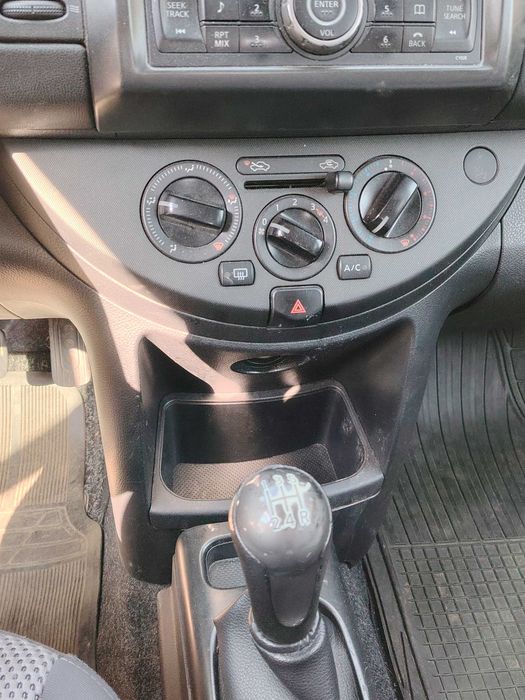 продавам автомобил Nissan Note