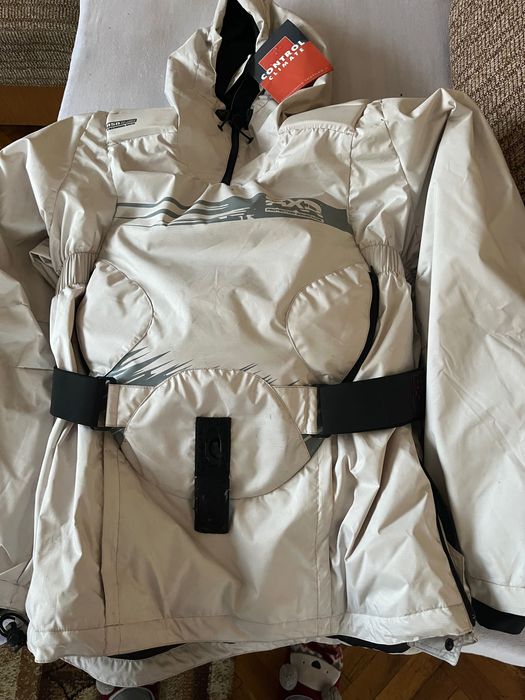 Продавам зимно спортно яке