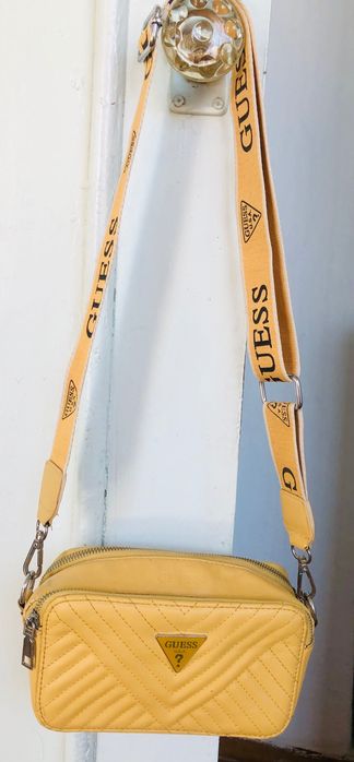 Женские сумочки - желтого и черного цвета.