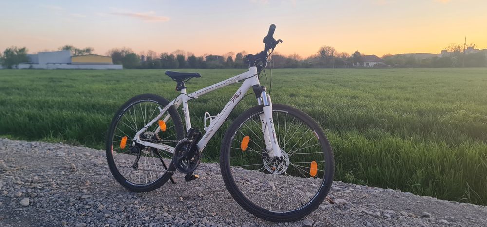 Bicicleta Crossline Traveller alba marimea M, roti 28