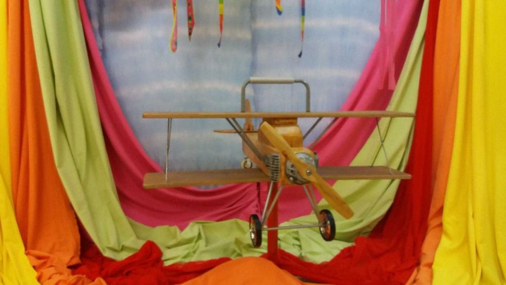 ДЕТСКИ етажерки, закачалки и пейки