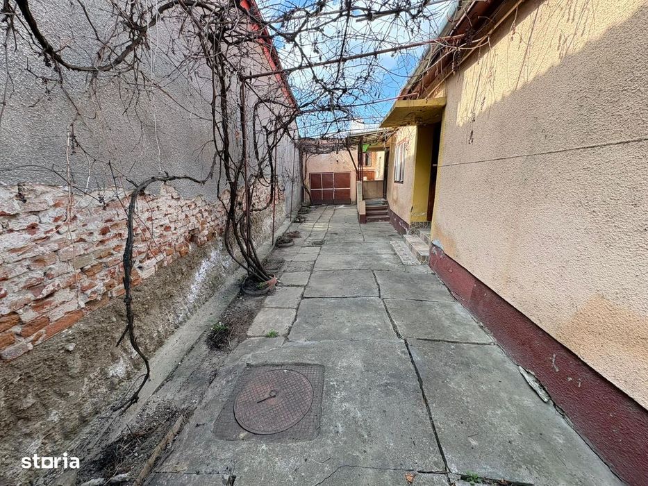 Casă de vânzare singur in curte, teren 320 mp, zona Lazaret.