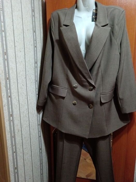 Продам костюм брючныйй нов.,52раз. ткань приятная, беж., цвета.