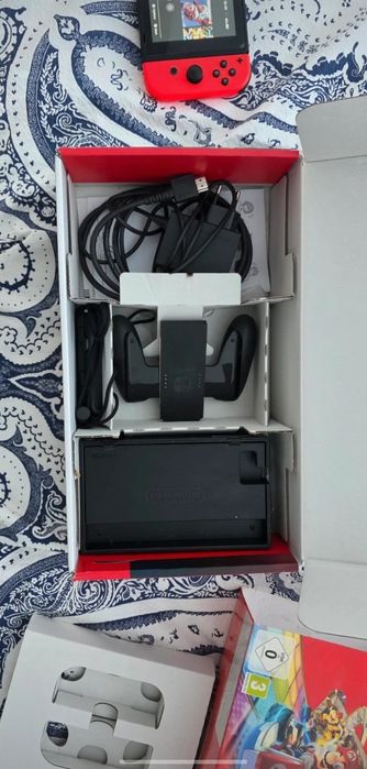 Vând Nintendo Switch cu micro sd card si 2 jocuri