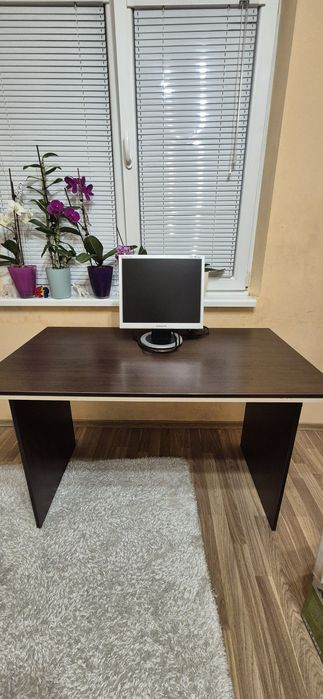 Продавам бюро-маса