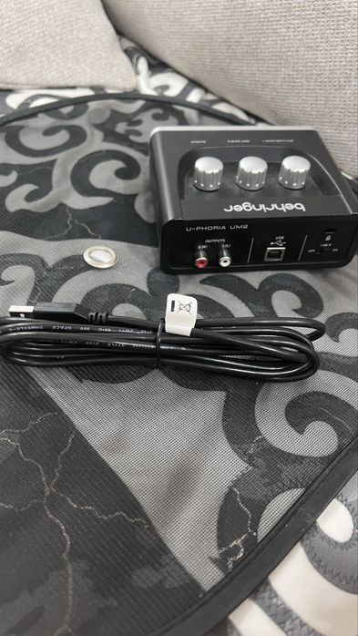 Аудиоинтерфейс Behringer U-PHORIA UM2 USB (внешняя звуковая карта)