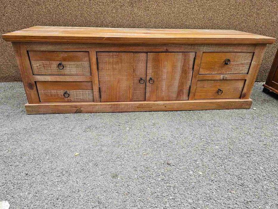 Шкаф изработен изцяло от дърво