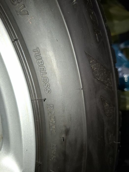 De vinzare 4roti audi q5 cu anvelope Bridgestone  M+S  in stare perfecta  pret, 520€