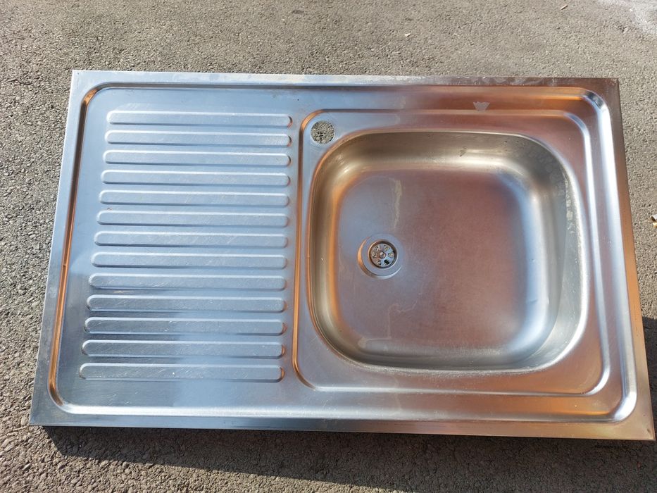 Две раковины с краном и без