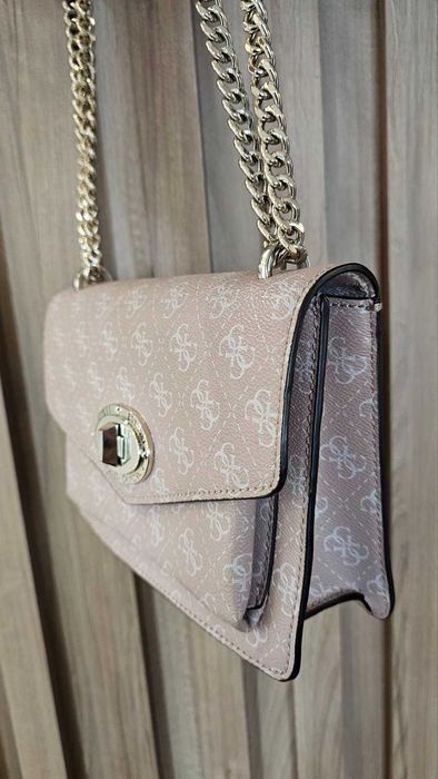 GUESS Crossbody Bag в розов  нюанс (Latte Logo) е елегантна и практична чанта за рамо/през тялото, която съчетава стил и функционалност.