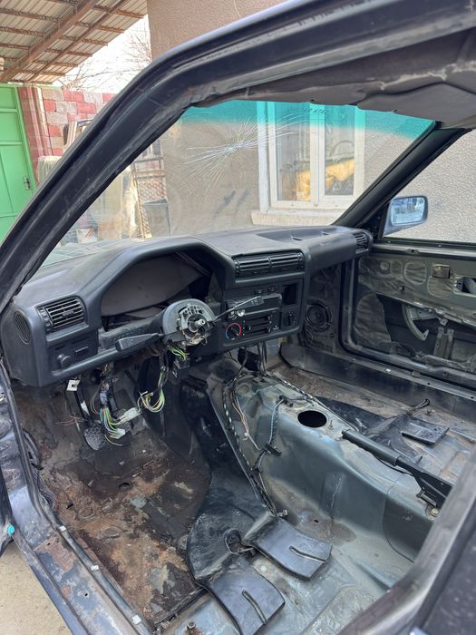 BMW E30 без мотора без коробки