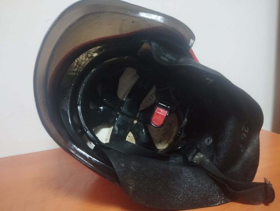 Продам пожарную каску.