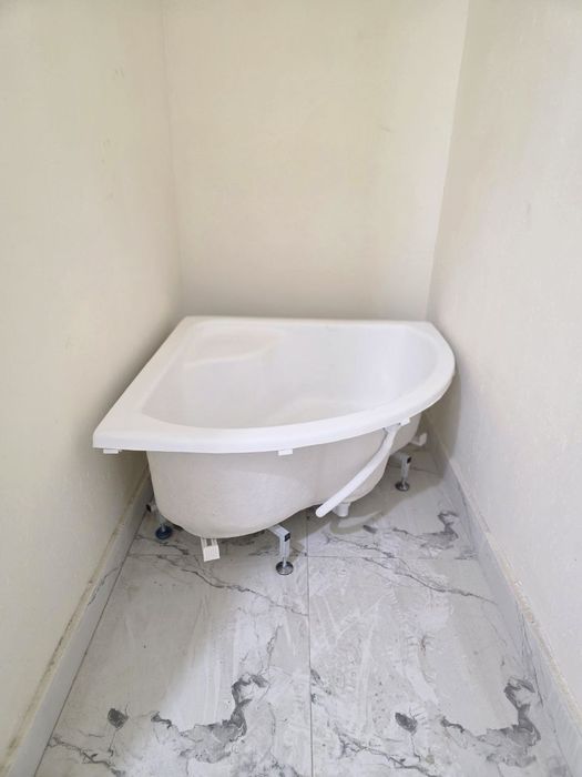 1 ga 1 burchakli vanna sotiladi yangi xali ishlatilmagan