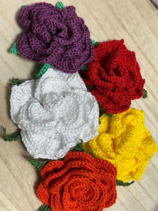 Brosa Trandafir Galben Handmade Tricotat