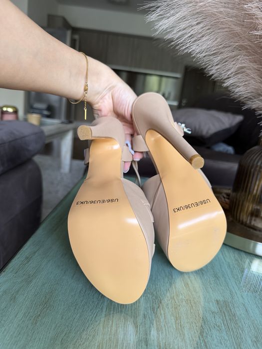 Високи бежови high heels