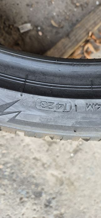 4 anvelope iarna ca si noi Bridgestone 275/35/21.Pretul este pe bucata