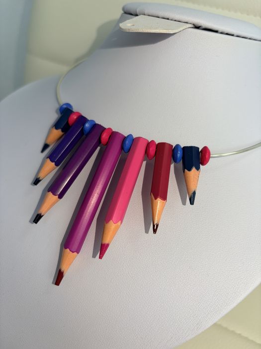 Colier handmade din creioane colorate