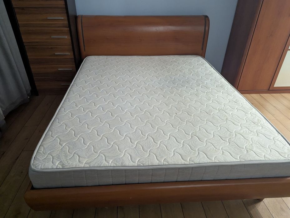 продам кровать с матрасом (б/у)