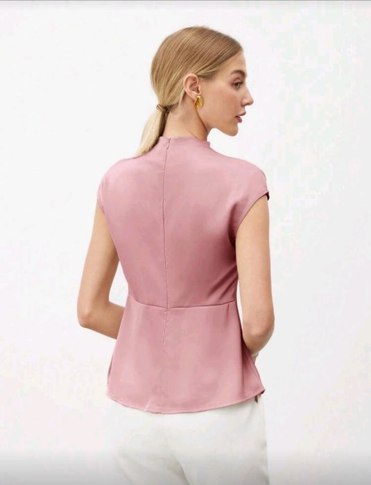 Дамски топ с обло деколте и ръкави